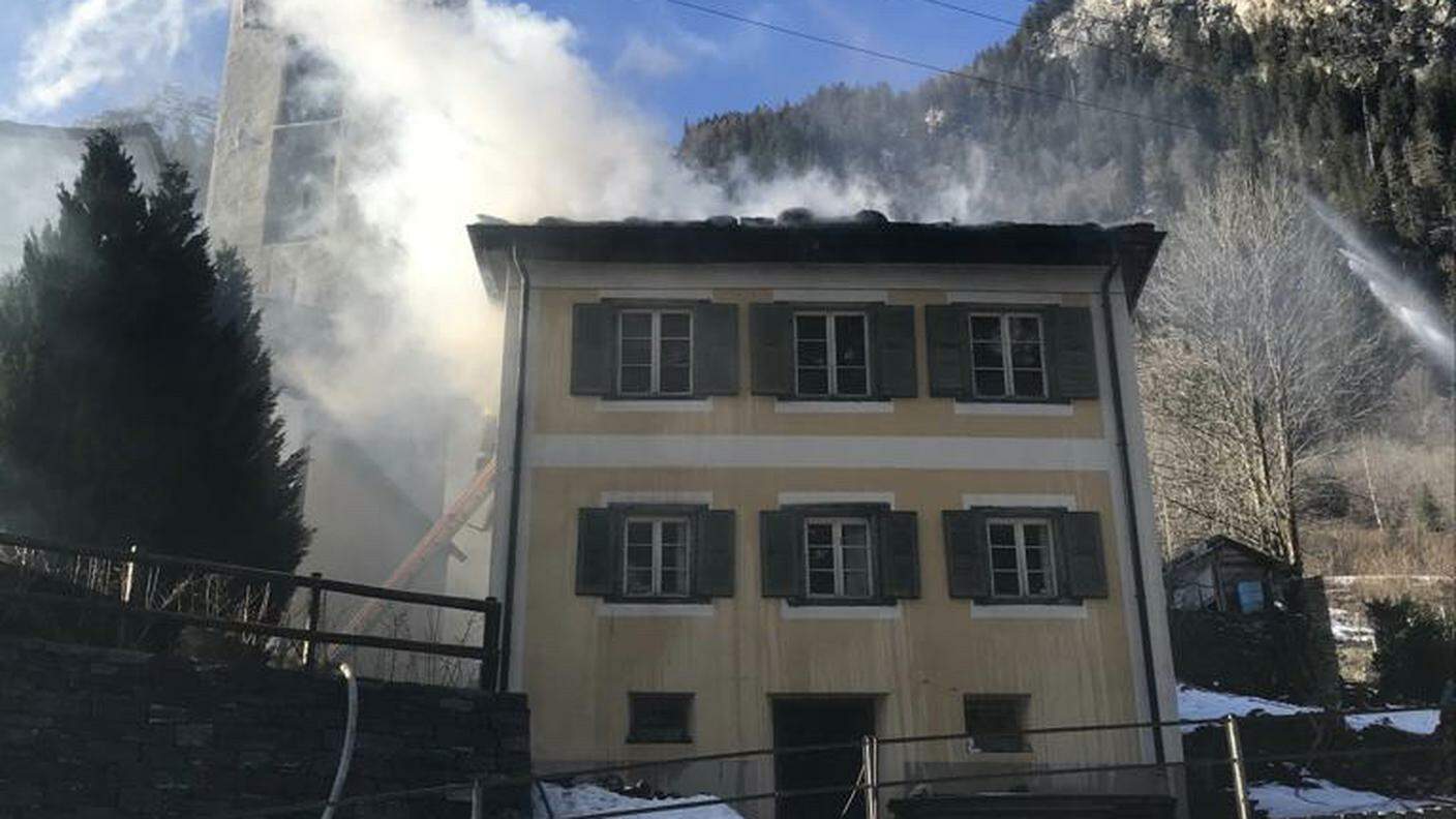 La casa colpita dalle fiamme