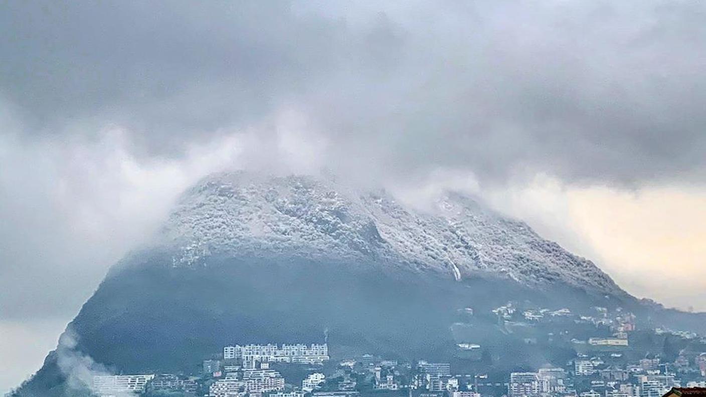 Lugano: il San Salvatore imbiancato nella notte