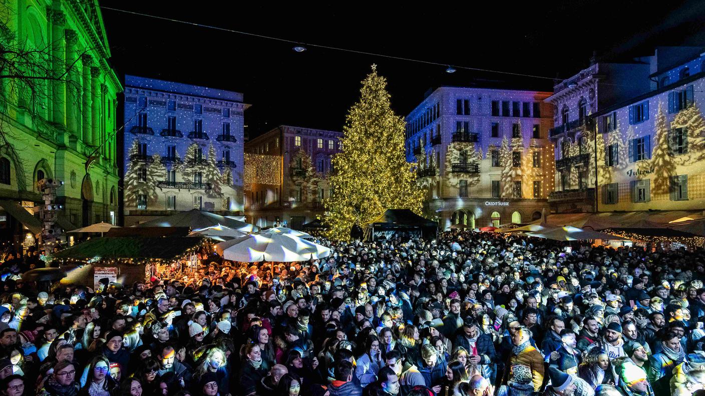 La folla di persone che ha festeggiato l'arrivo del 2020 nel centro di Lugano