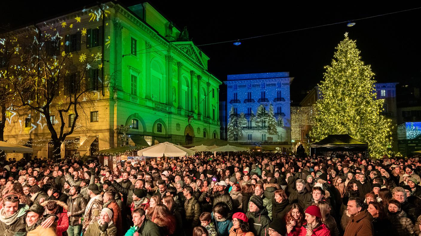 La folla davanti al Municipio di Lugano poco prima della mezzanotte