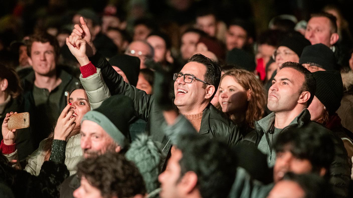 Il folto pubblico che ha assistito allo spettacolo di Capodanno in centro a Lugano