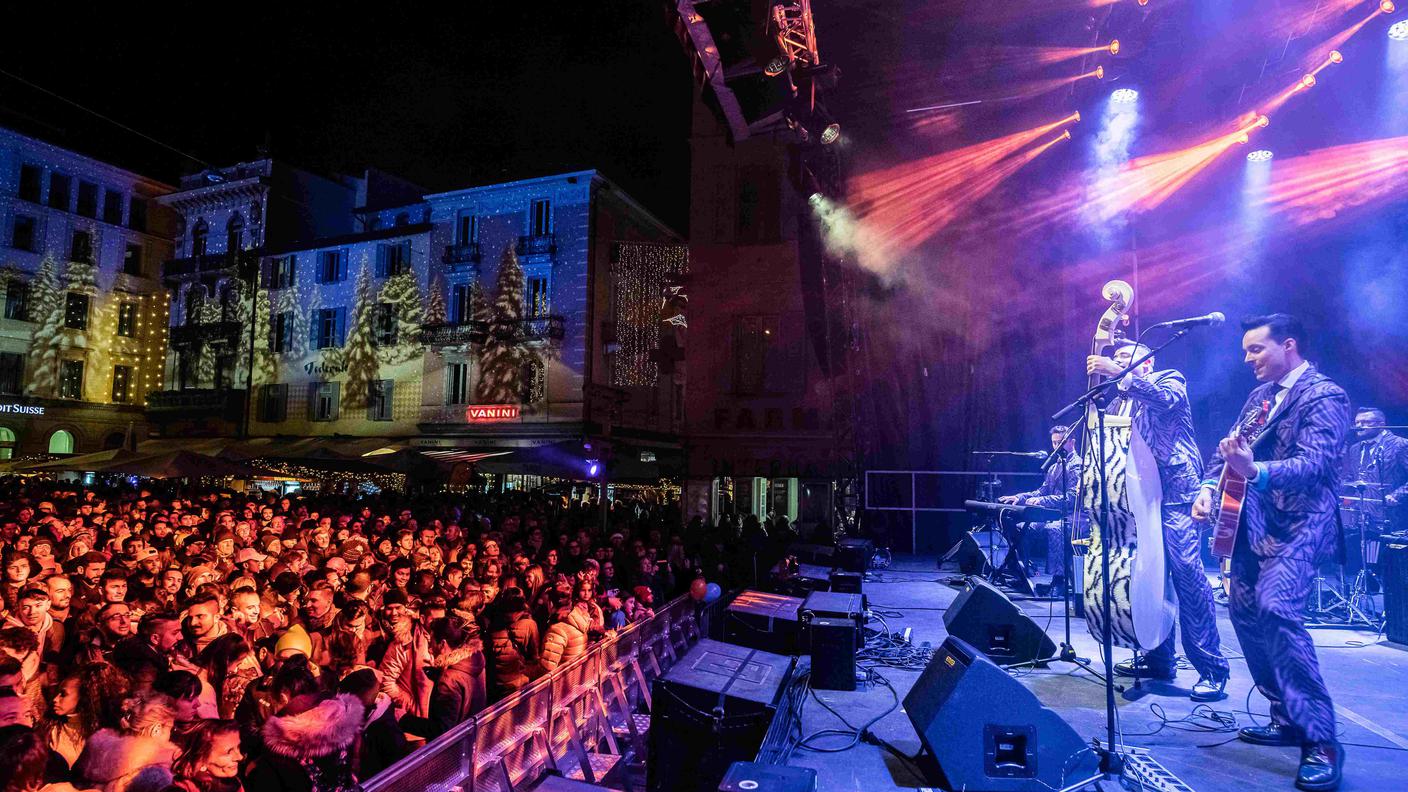Tanti spettatori in Piazza Riforma per lo spettacolo musicale del 1° gennaio