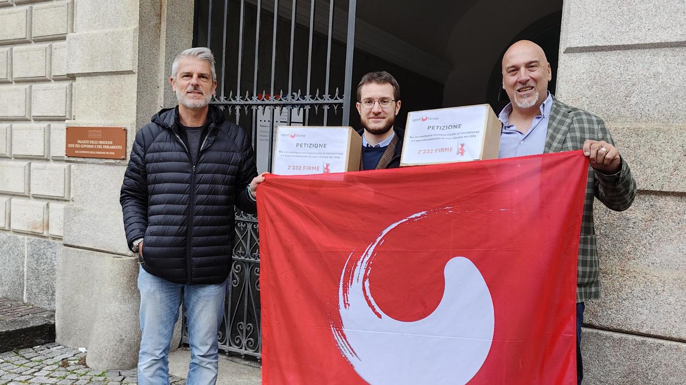 La consegna delle firme, al centro il co-segretario VPOD Ticino Edoardo Cappelletti, a Palazzo delle Orsoline.jpeg