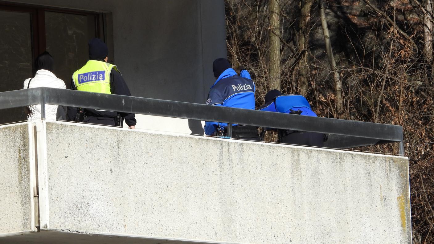La polizia effettua i rilievi sul balcone