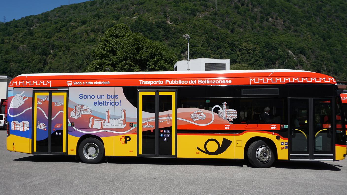 Uno dei sei autobus che circolano senza uno sbuffo.JPG