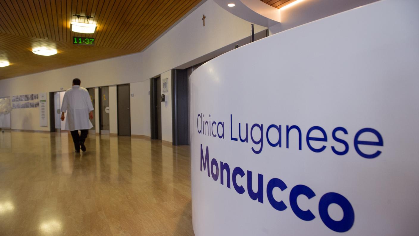Il personale lo segue con il dovuto equipaggiamento