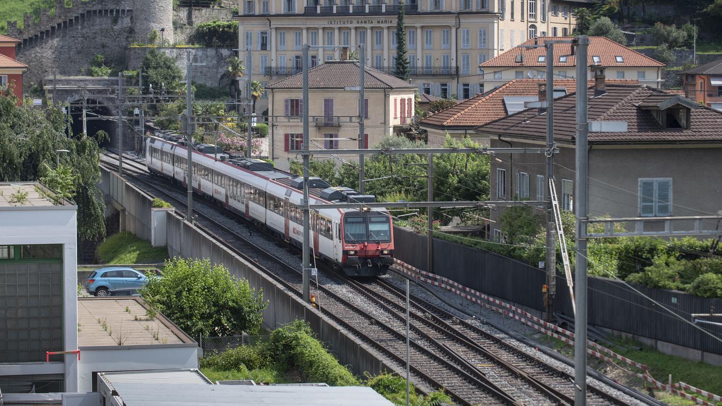 La realizzazione del terzo binario impone anche lo scavo di una seconda galleria sotto la collina di Montebello