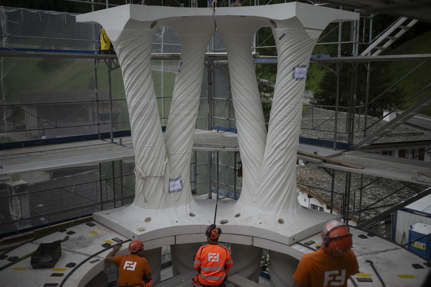 Una fase di posa delle colonne stampate in 3D con cemento.jpg