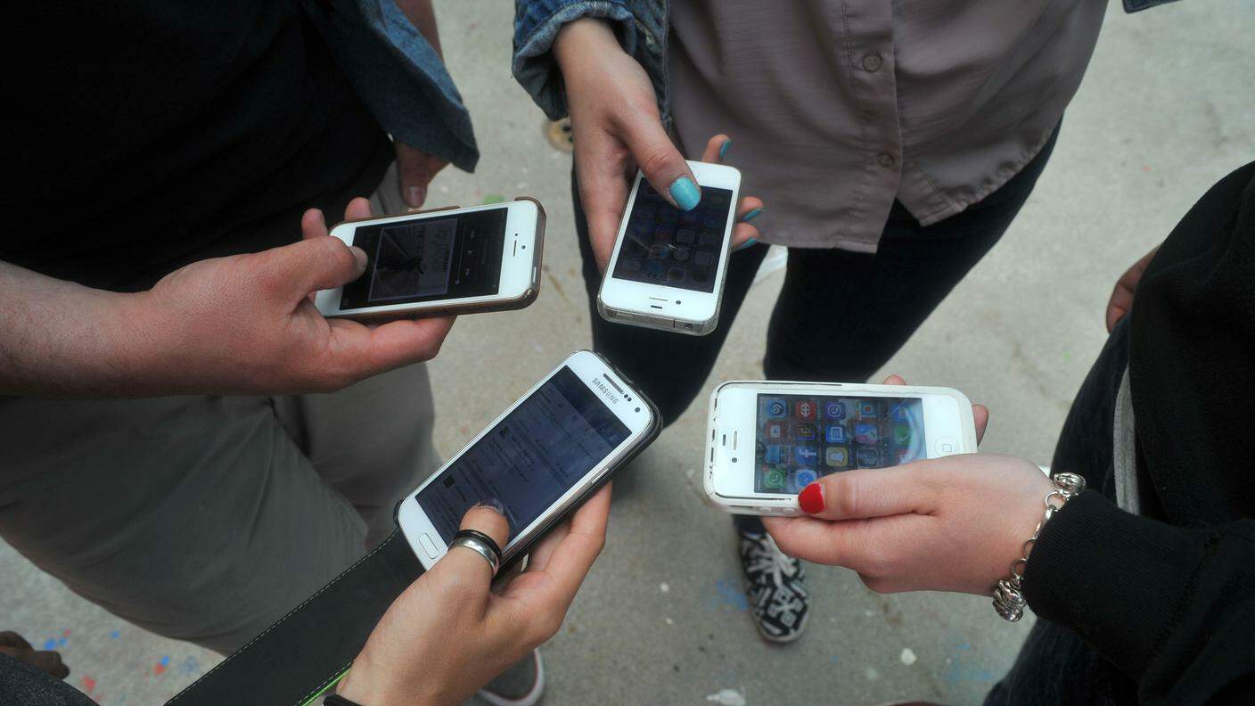 Il Gran Consiglio ticinese ha regolamentato definitivamente l'uso dei cellulari nelle scuole