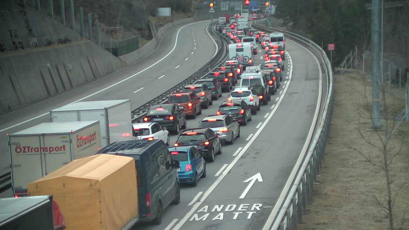 La lunga coda di auto e camion prima del portale urano del San Gottardo