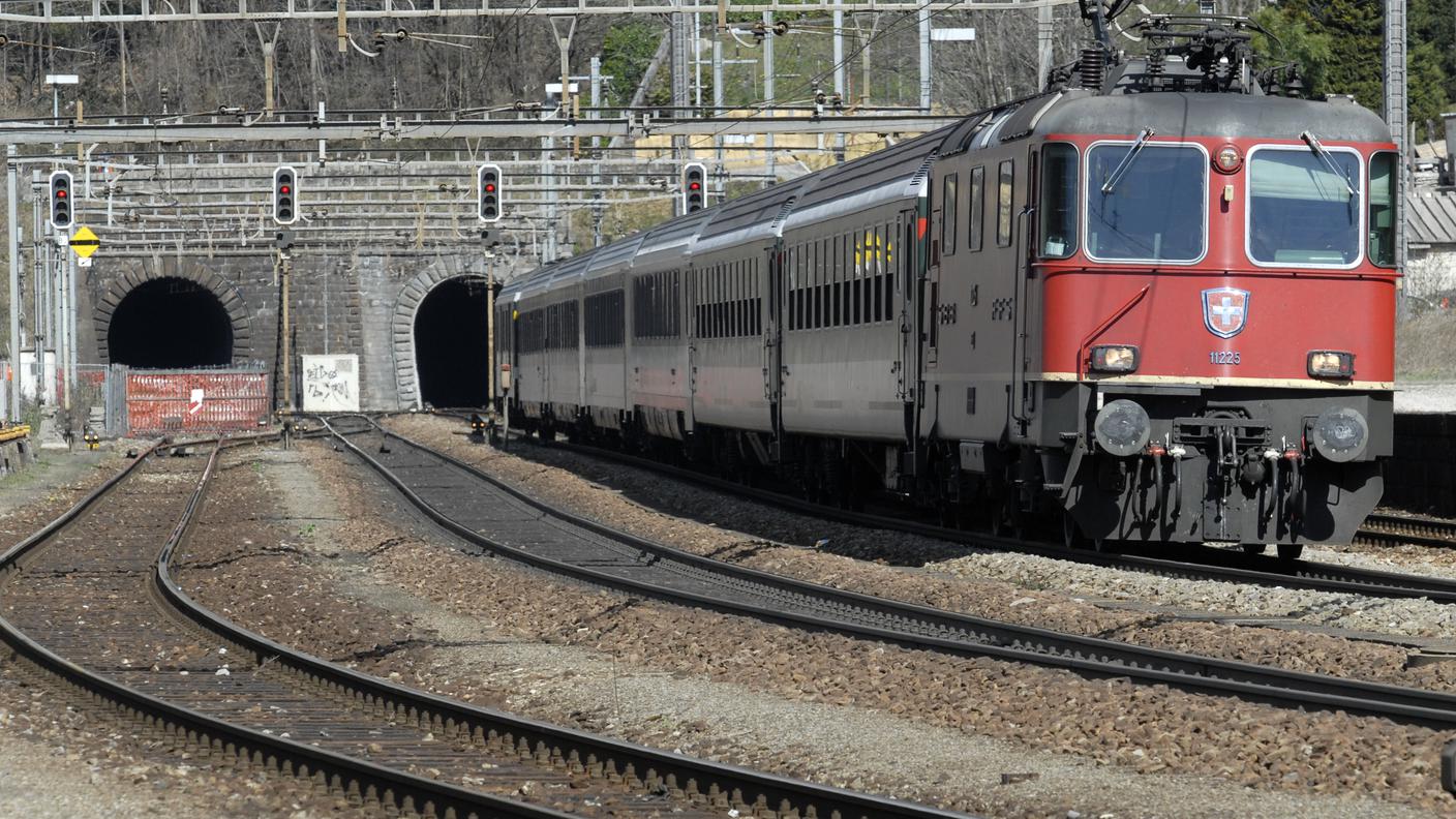 Un treno sbuca dal portale sud della galleria del Monte Ceneri