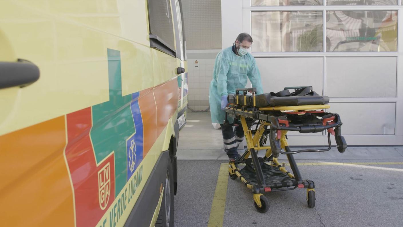 Mascherine e camici d'obbligo per il personale dei servizi ambulanza