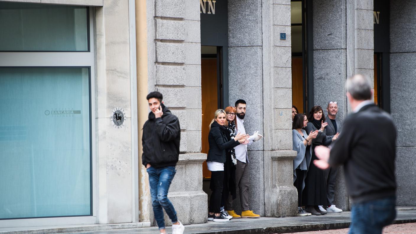 Anche a Bellinzona si è applaudito il personale sanitario