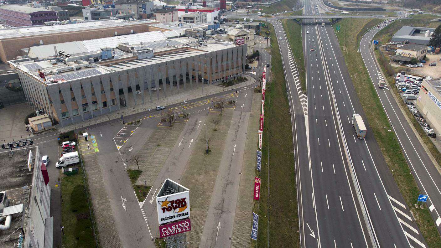Una veduta aerea dell'area commerciale di Mendrisio scattata questa mattina