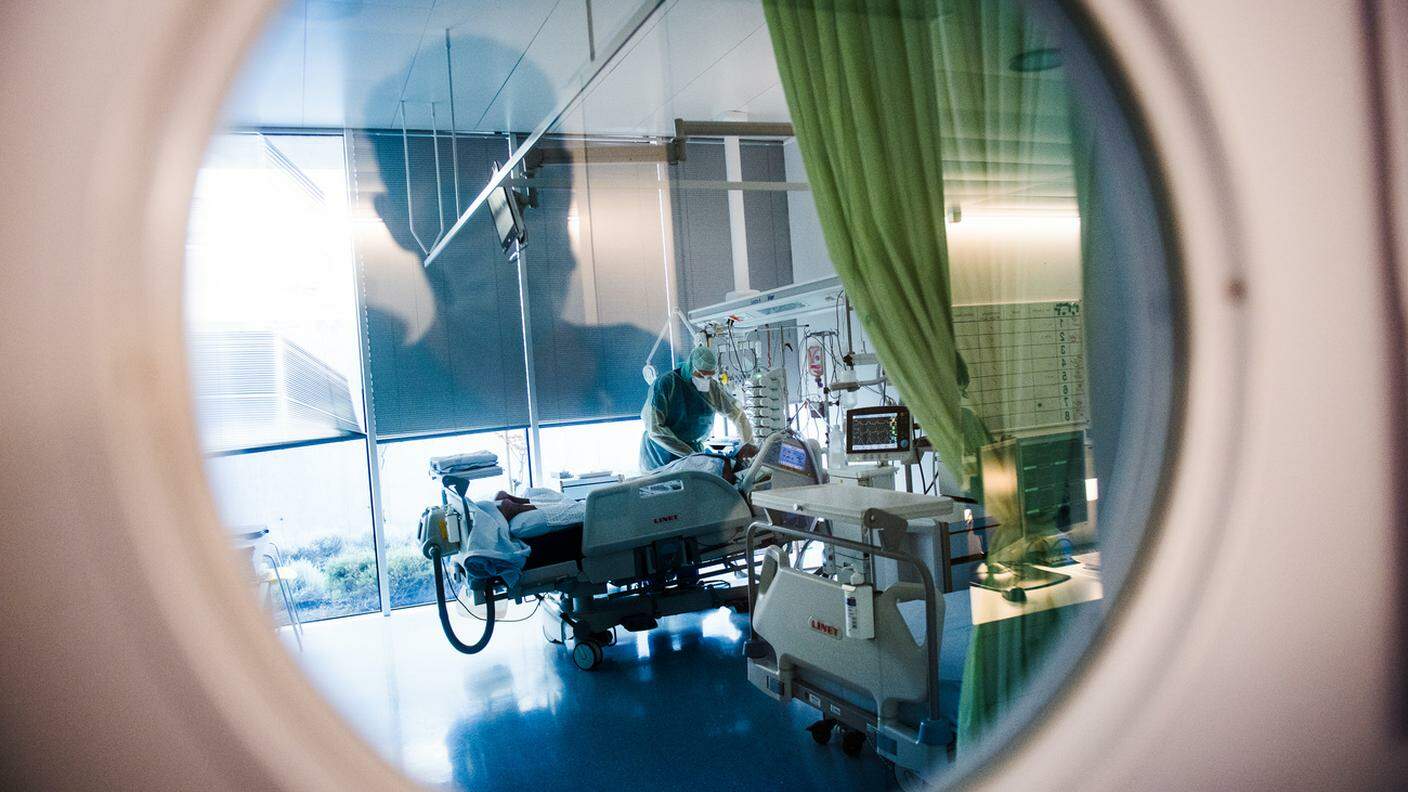 Il personale sanitario al capezzale di un paziente in cure intense all'ospedale La Carità di Locarno a causa del coronavirus