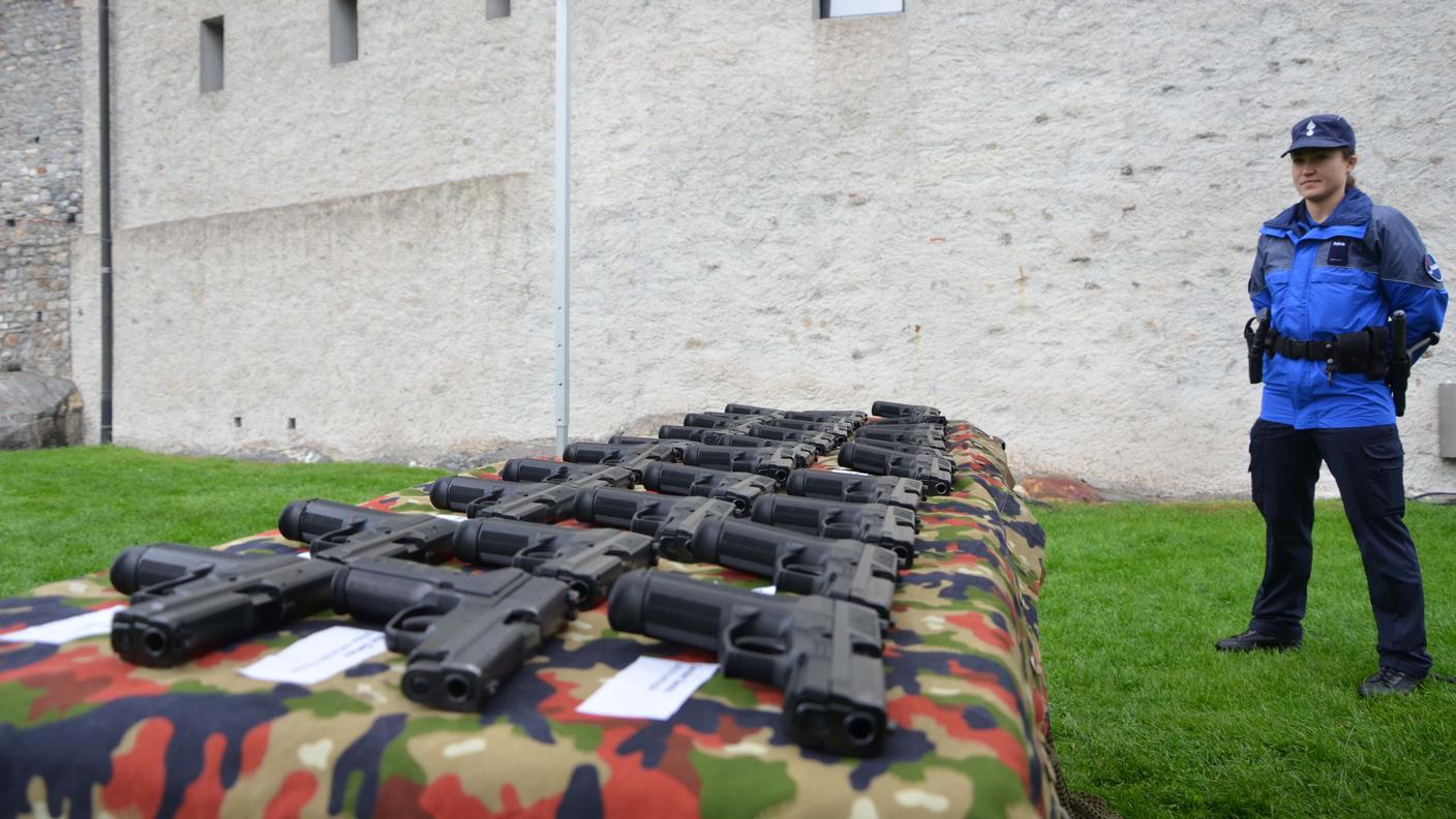 consegna armi polizia 2 26.10.2012 rm.jpg