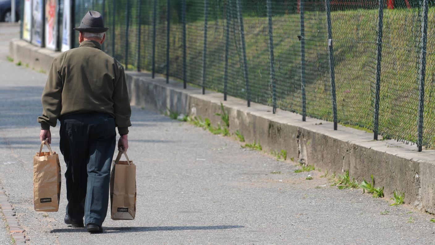 Scatta il divieto di far la spesa per anziani e gruppi a rischio