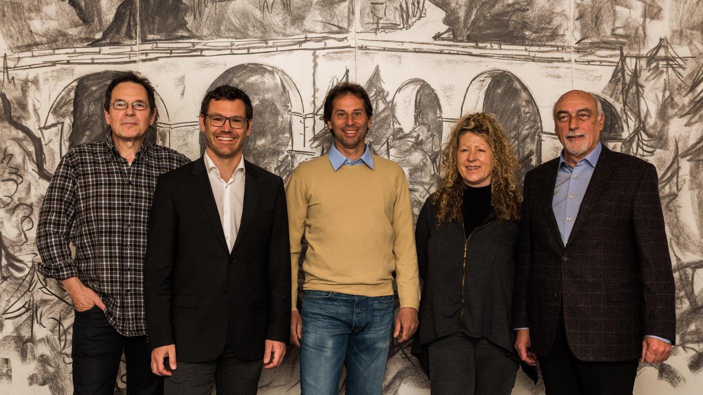 Stepahn Chiesa al centro della foto con, da sinistra, i colleghi muncipali di Onsernone Adriano Bellinato, Cristiano Terribilini, Wilma Gamboni e Marco Garbani Nerini 
