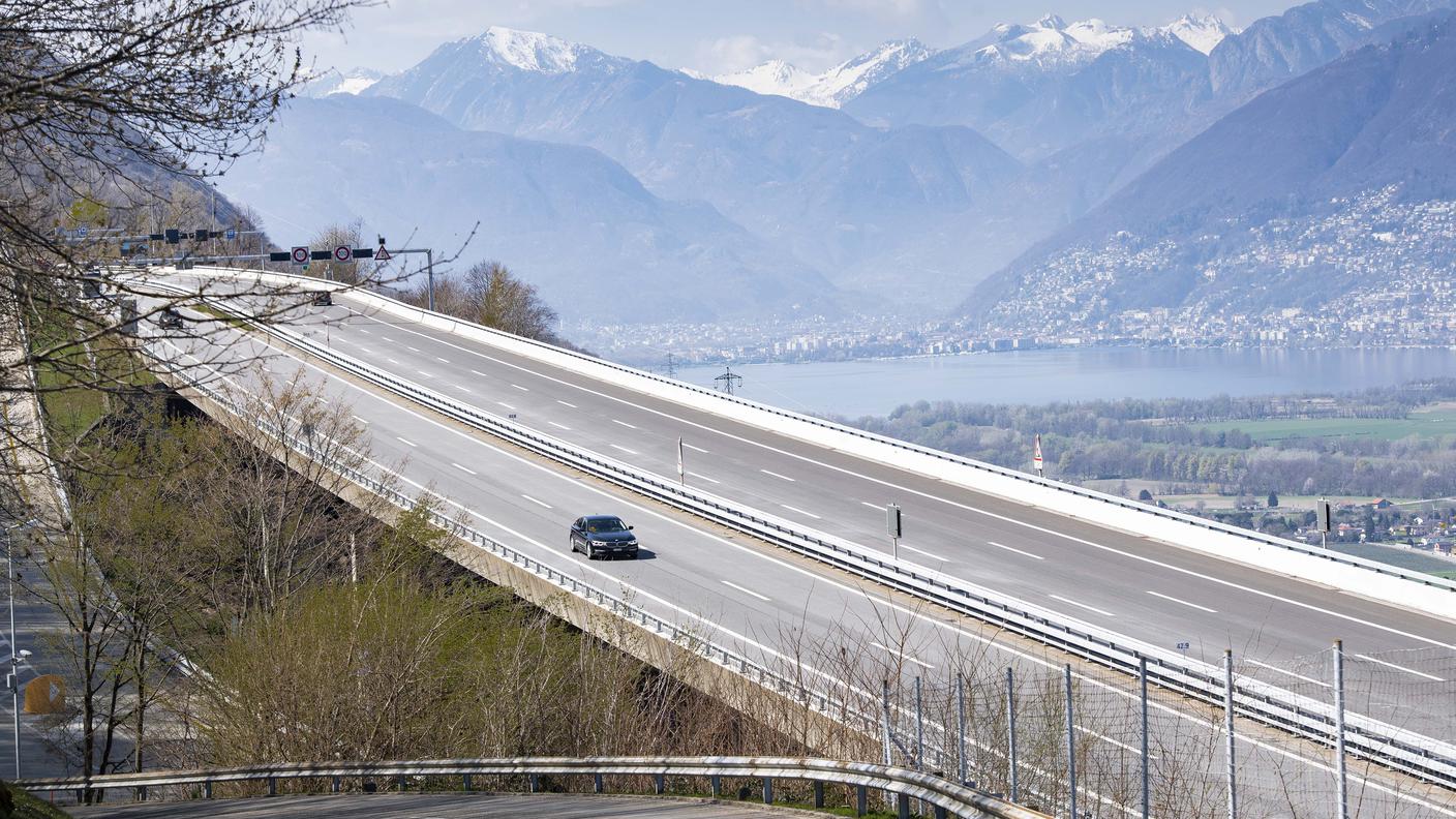 Strade deserte intanto per il coronavirus. Nella foto il cavalcavia autostradale nei pressi di Rivera