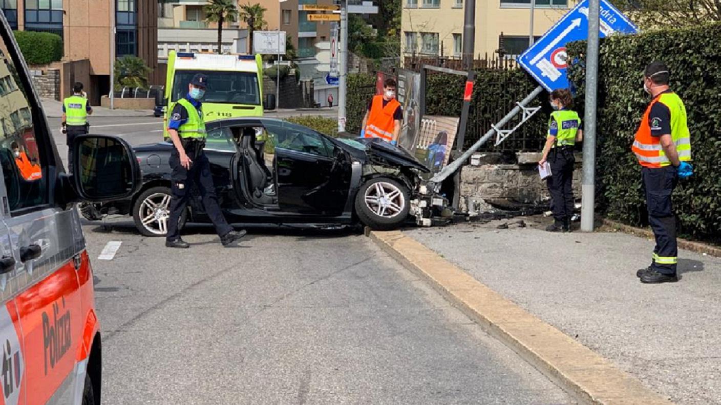 La vettura semidistrutta dopo l'incidente di domenica pomeriggio a Lugano