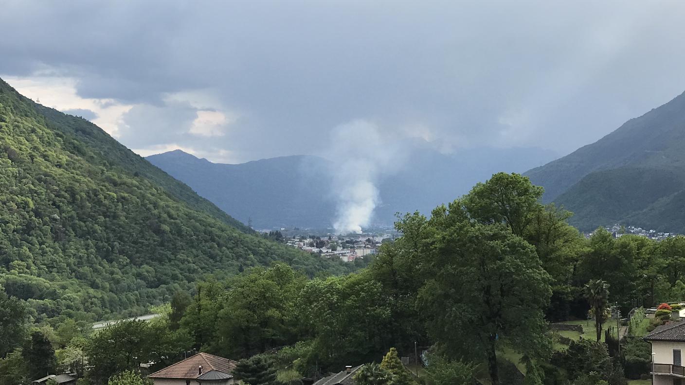 Il fumo è visibile anche dalla Mesolcina