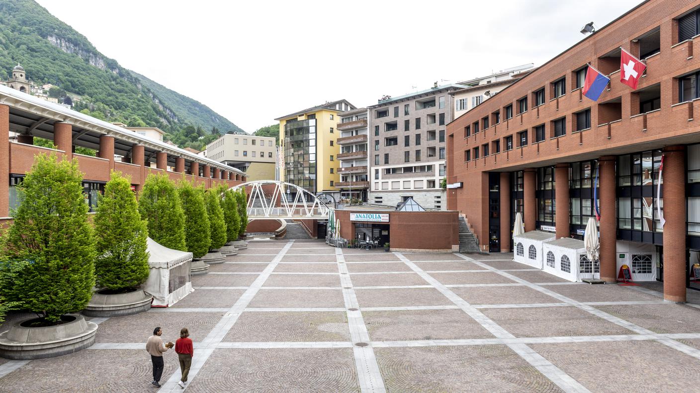 Mendrisio, Piazzale alla Valle deserto per l'annullamento della manifestazione del Primo Maggio 