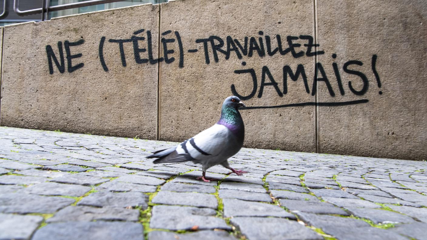 Una scritta critica nei confronti del tele-lavoro, in questa foto scattata domenica a Losanna
