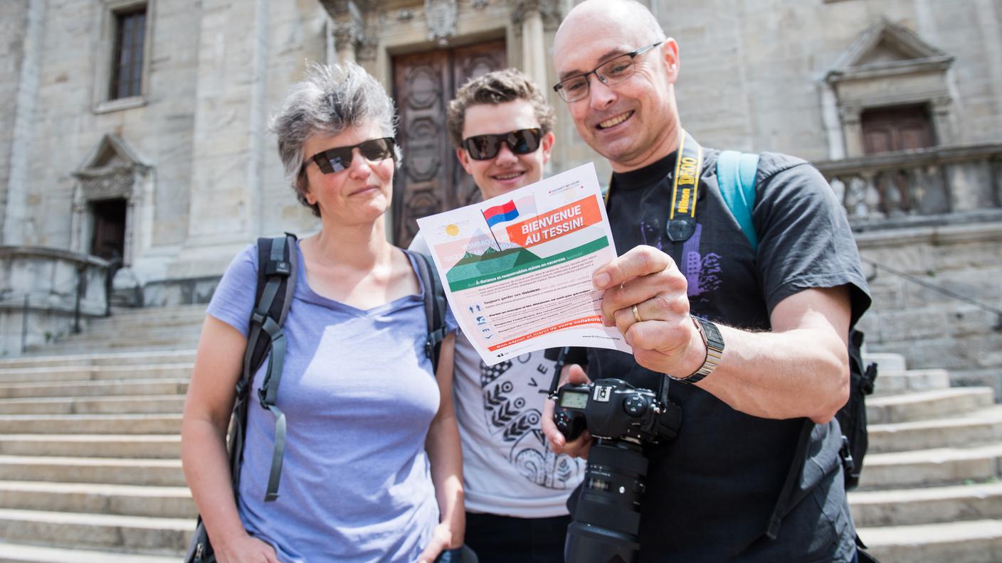 Ai turisti distribuiti volantini: "Bentornati in Ticino"