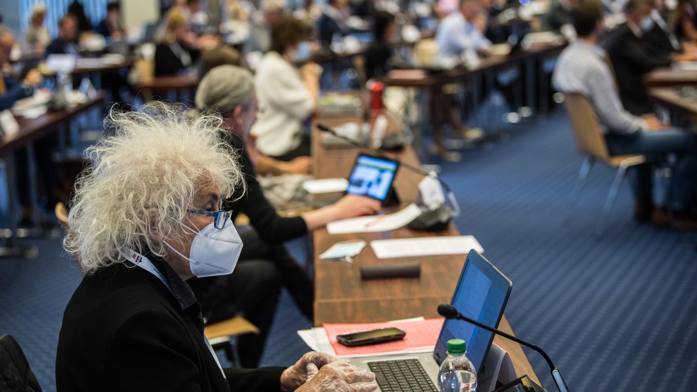 Diversi i deputati e le deputate che hanno seguito i lavori protetti dalla mascherina