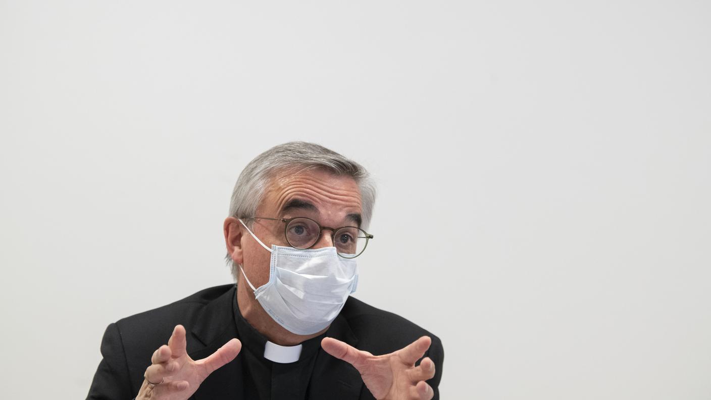 Il vescovo Valerio Lazzeri durante la conferenza stampa del 31 maggio