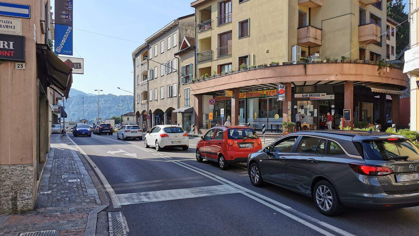 Lunghe colonne a Lavena Ponte Tresa per i controlli sistematici dei veicoli in entrata in Svizzera