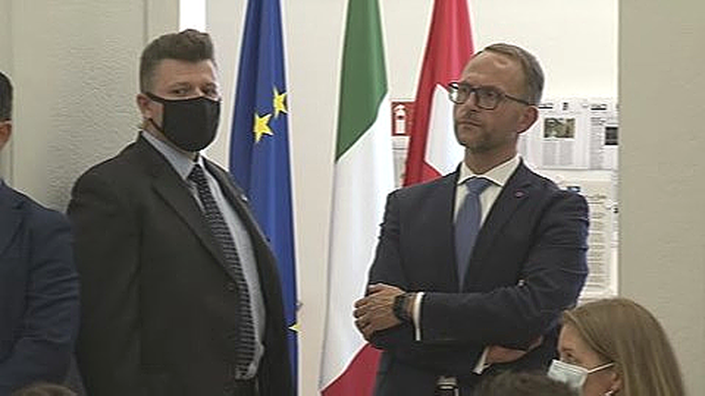 Norman Gobbi mentre segue la conferenza stampa di Ignazio Cassis e Luigi Di Maio