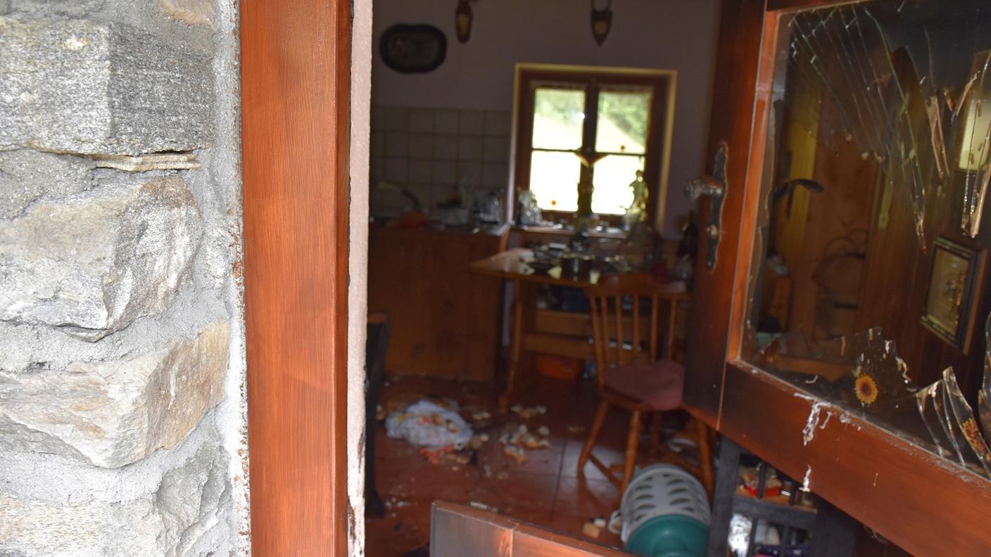 La cascina devastata dall'esplosione sui monti calanchini