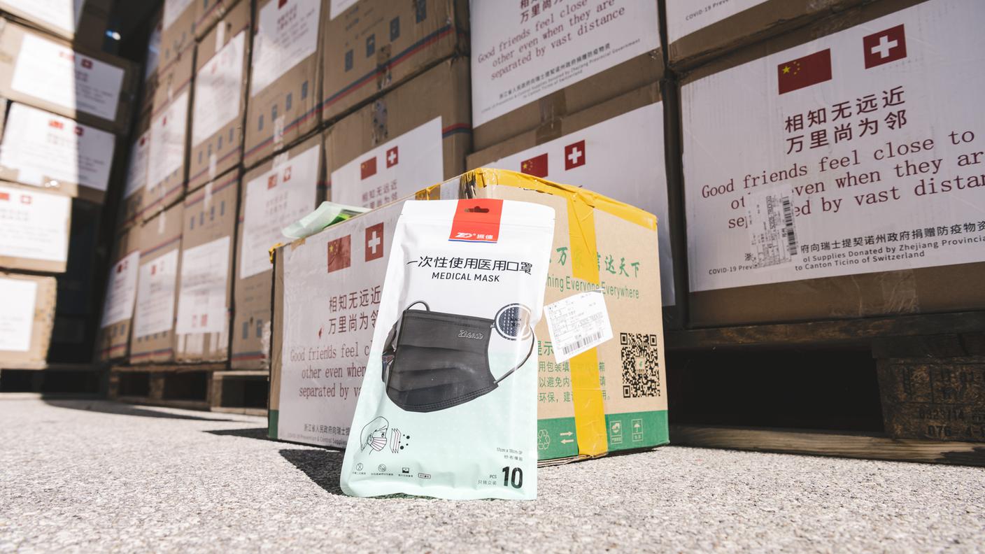 Le casse con il materiale sanitario arrivato dalla Cina