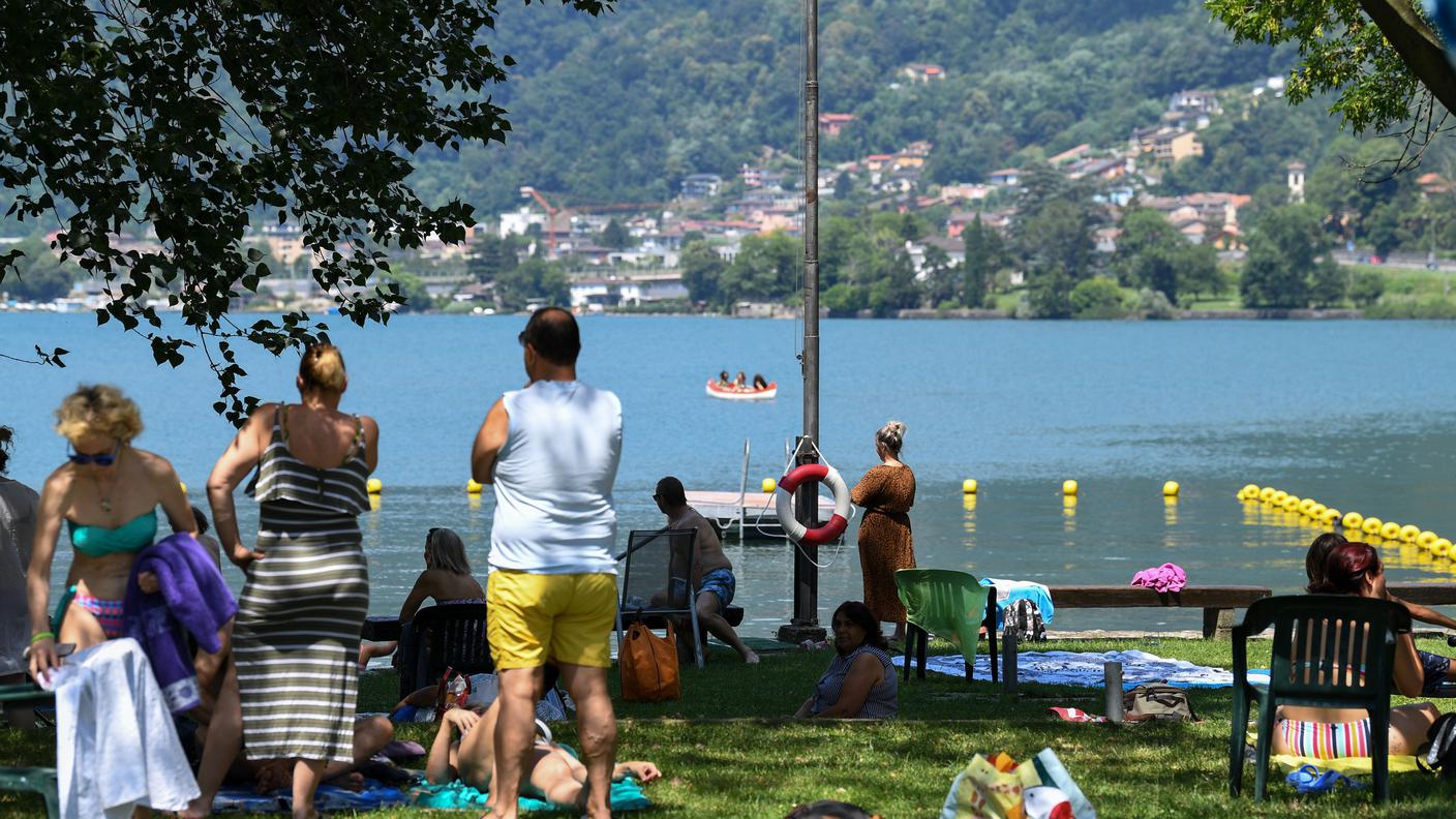 Una domenica da tutto esaurito al lido di Capolago