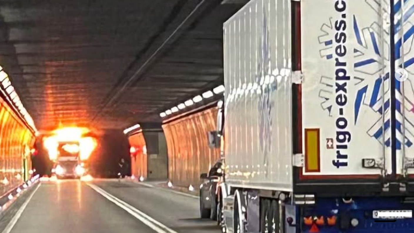 Camion in fiamme nella galleria del San Gottardo 04.07.25