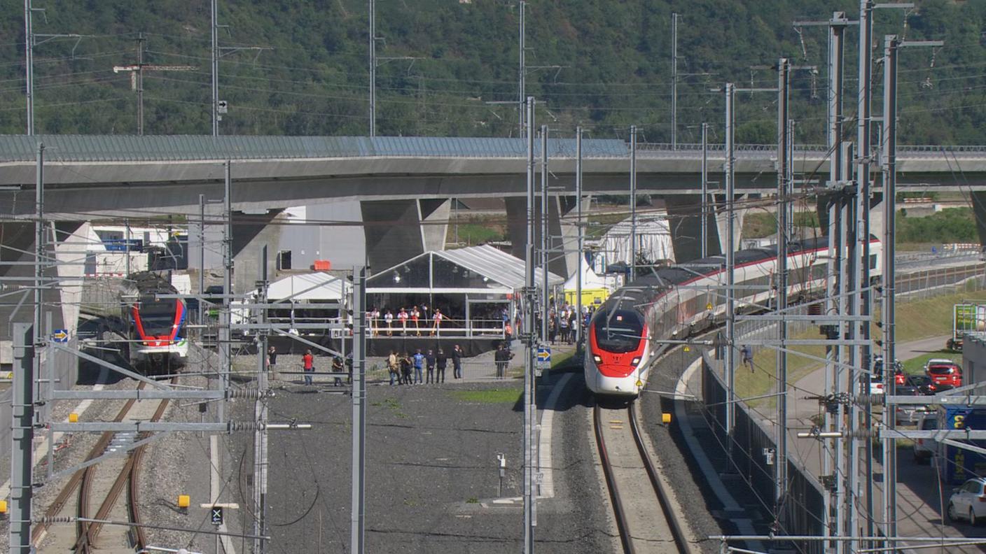 L'arrivo dei due treni ha dato il via alla cerimonia a Camorino