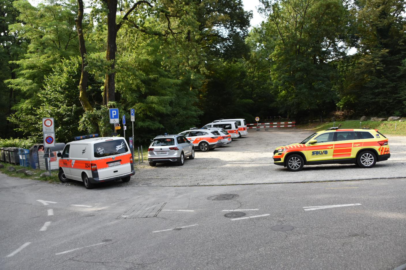 Sul posto le auto della polizia e dei soccorritori.jpeg
