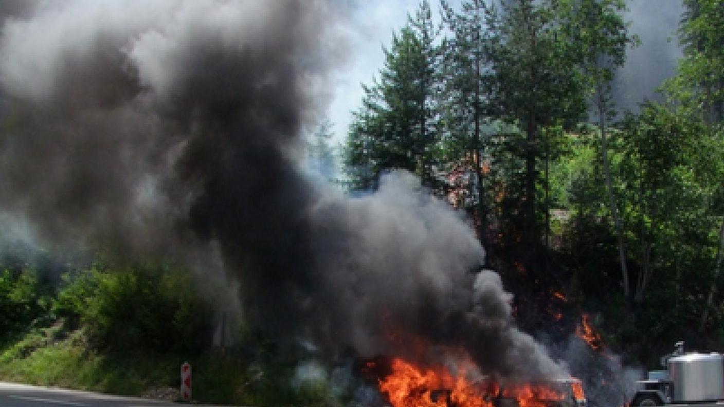 vettura in fiamme a vaz pol GR.jpg