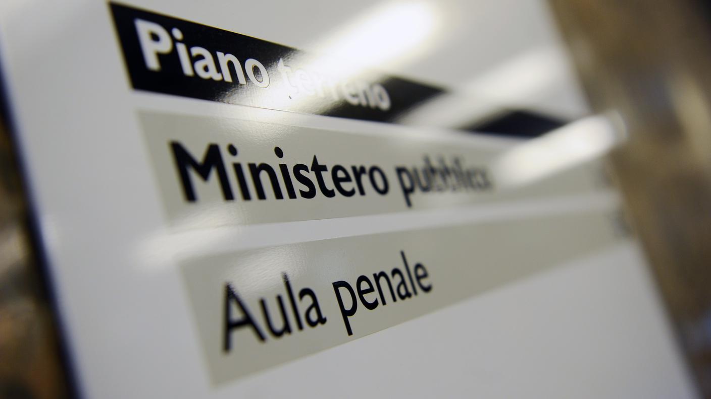 Il cartello del ministero pubblico e dell'aula penale