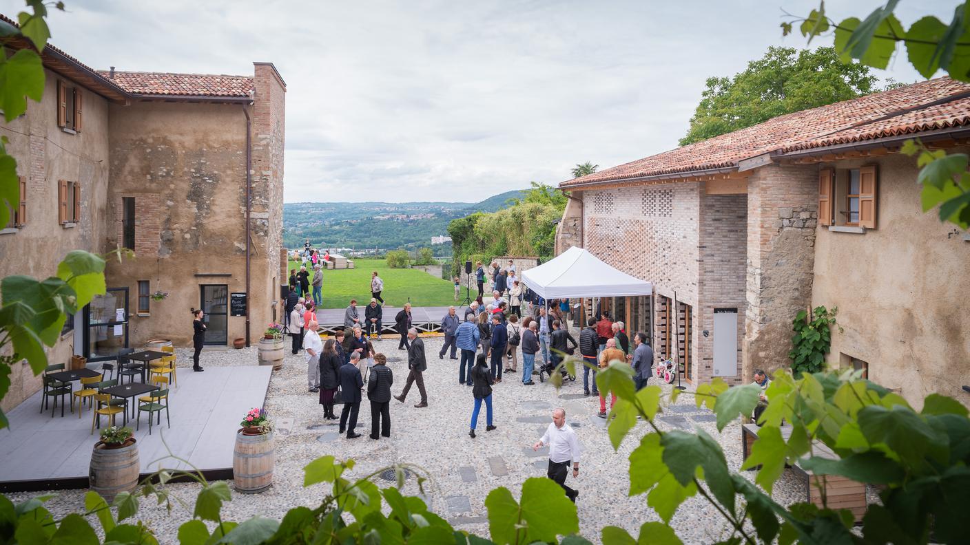 L'Osteria enoteca si trova tra le mura della masseria Cuntitt a Castel San Pietro.jpg