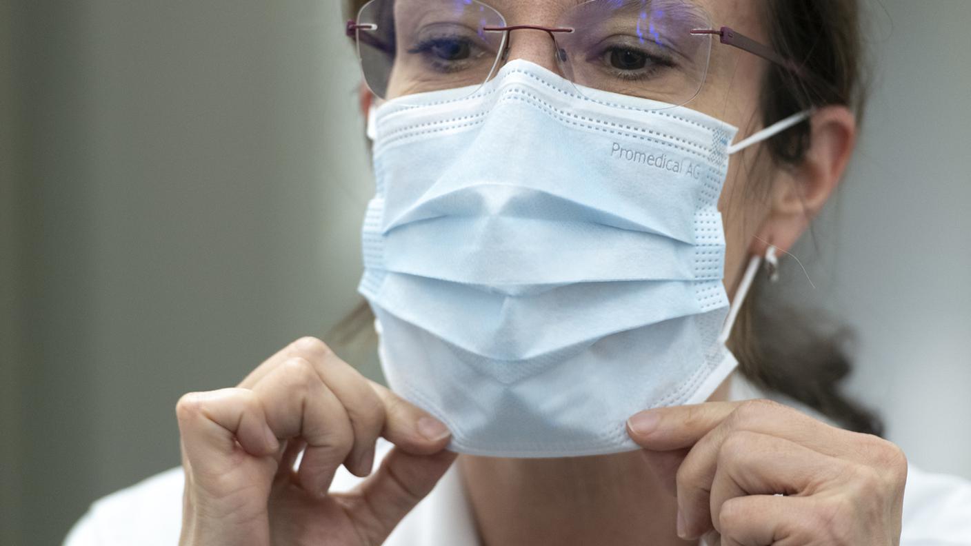 Un'infermiera indossa la mascherina all'ospedale di Coira