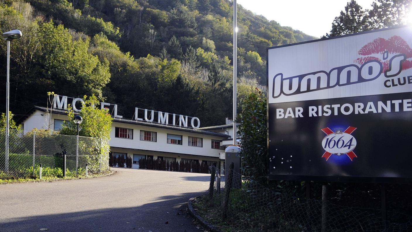 Il locale a luci rosse sulla sponda sinistra della Moesa