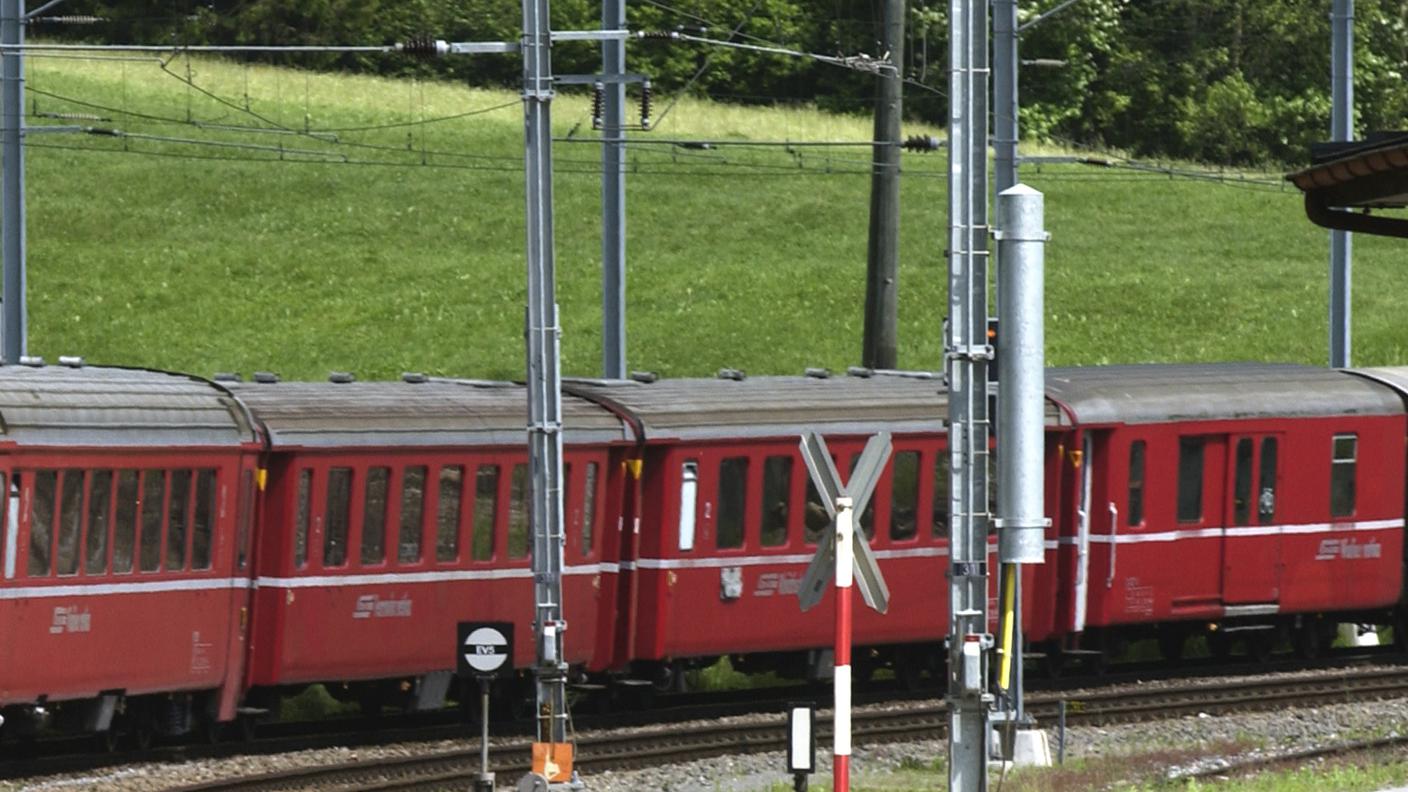 Turisti sulla ferrovia retica.jfif