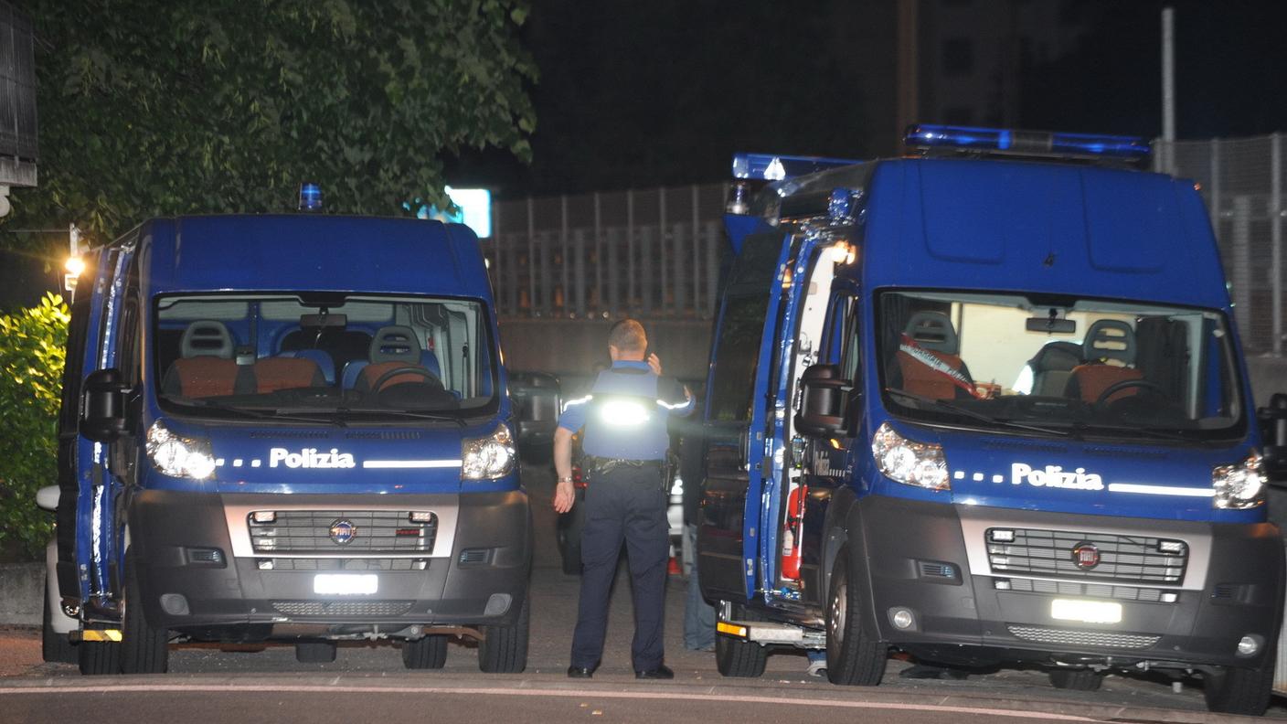 polizia ticino furgoni blu notte rm.jpg