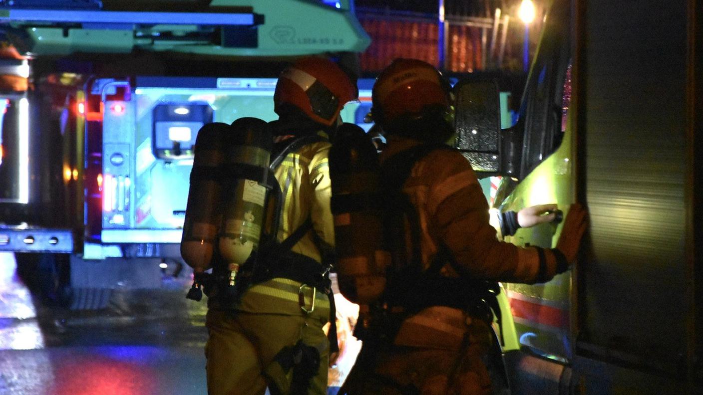Due pompieri impegnati nell'intervento per l'incendio di sabato