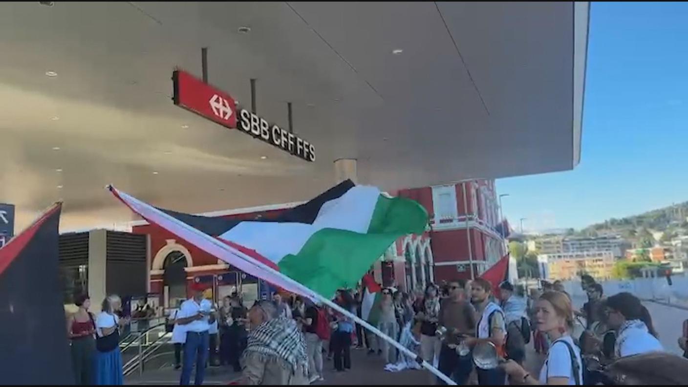 La manifestazione nel piazzale della Stazione di Lugano.jpg