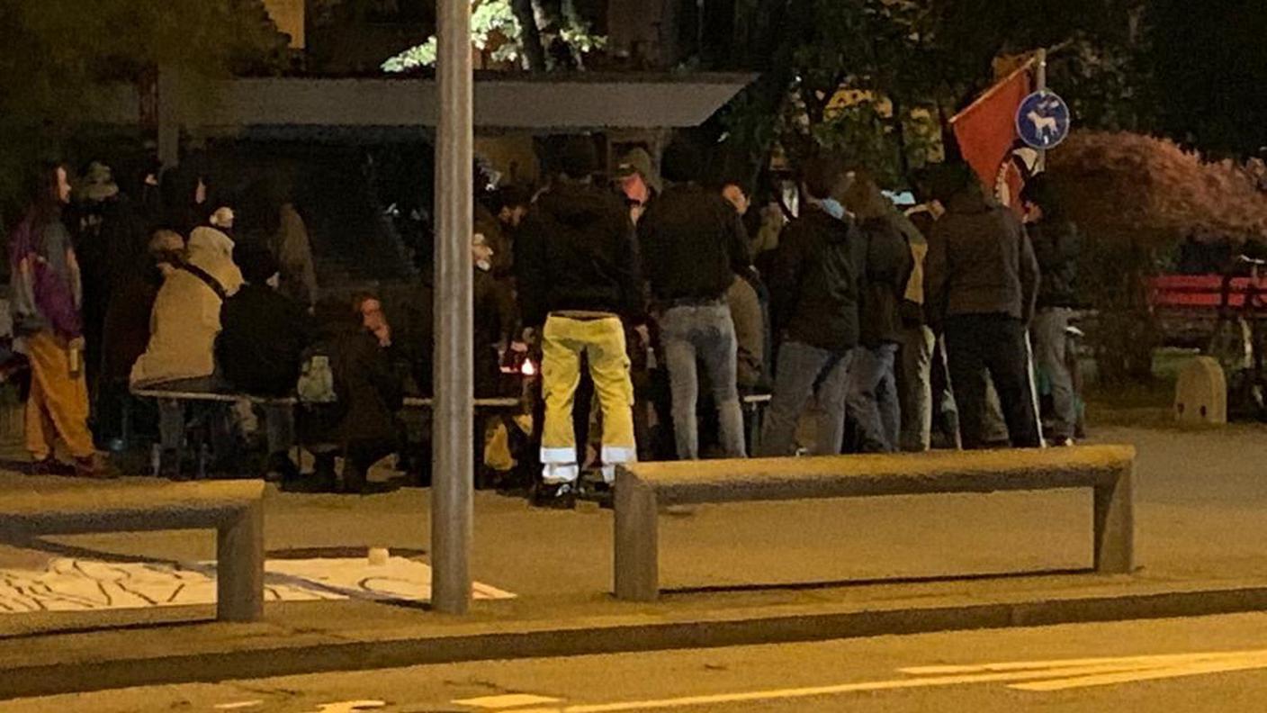 Il gruppo di persone riunitosi a Molino Nuovo per protestare contro le misure anti-pandemia