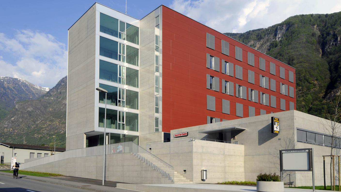 Il Centro servizi di Roveredo sede degli uffici cantonali, regionali e del comune