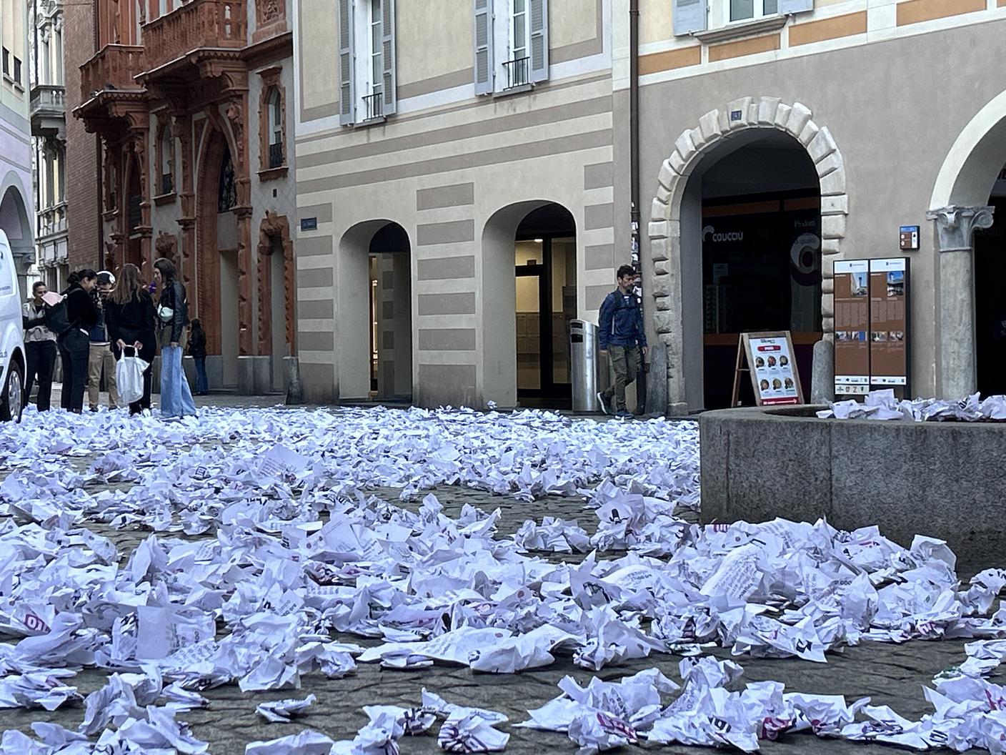Le cartacce per alcune ore hanno imbiancato Piazza Nosetto